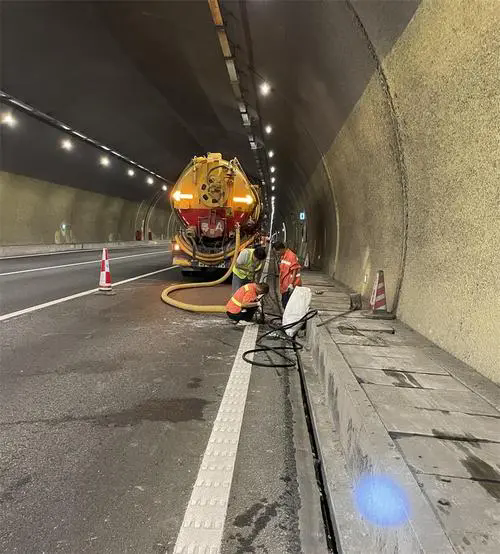 罗平隧道排水渠清淤